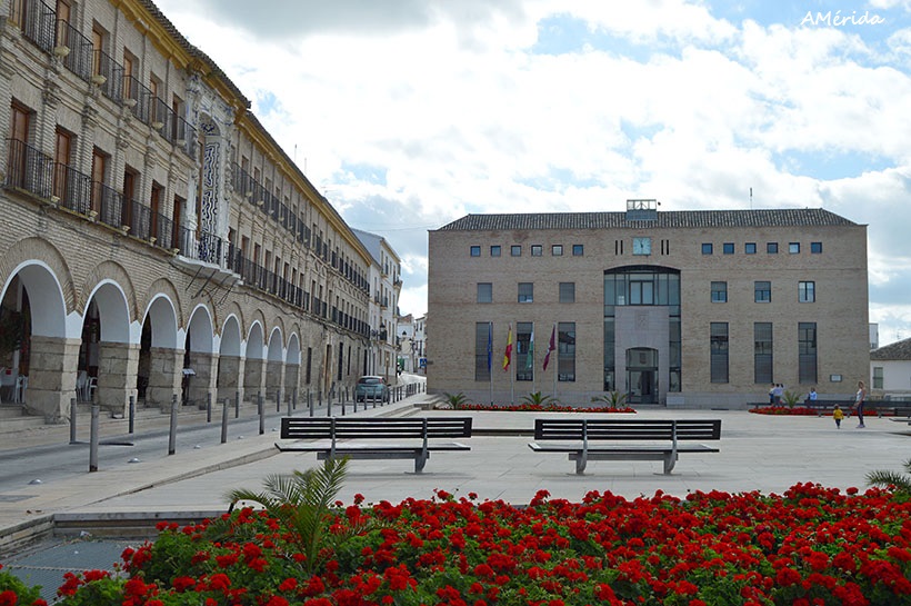 Plaza de la Constitución, ayuntamiento y mesón Hotel del Monte
