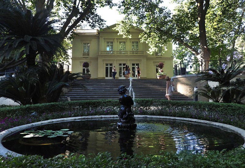 Casa Palacio y fuente del jardín botánico de Málaga
